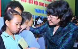 Phó Chủ tịch nước trao 80 suất quà cho trẻ em phẫu thuật nụ cười