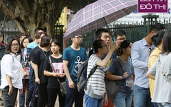 Văn Miếu tấp nập sĩ tử đến cầu may