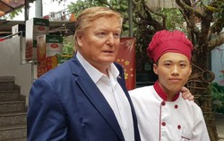 Thực khách bất ngờ gặp bản sao Tổng thống Donald Trump đi ăn nhà hàng