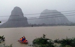Quảng Bình kịp thời đưa 2 sản phụ ở vùng lũ đi cấp cứu