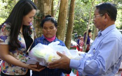 Chuyến xe hữu nghị thăm, tặng quà các hộ dân Campuchia