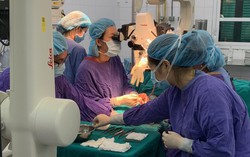 Tụt từ trên cây xuống quá nhanh, bé trai bị lột hết da dương vật