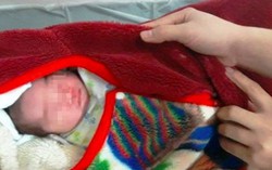 Bé gái sơ sinh chưa cắt dây rốn bị bỏ rơi ven đường
