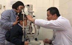 Bé 5 tuổi rách giác mạc vì bị bạn dùng chun bắn vào mắt