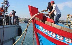 Đưa 6 ngư dân về đất liền an toàn sau nửa tháng tàu hỏng trôi dạt trên biển