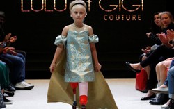 Mẫu nhí không chân tự tin trên sàn catwalk Paris