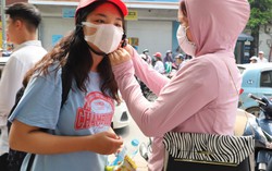 Thi THPT Quốc gia 2019: Bố mẹ chăm con giữa trời oi nắng