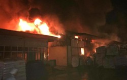 Hưng Yên: Cháy cực lớn ở chợ Gạo, tiểu thương không kịp di chuyển hàng hóa