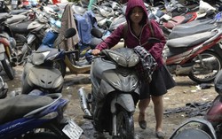 Xe máy ngập nước suốt đêm, khách 'khóc ròng'