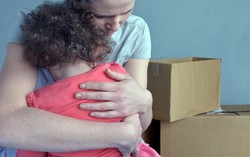Thảng thốt mỗi lần con sống với chồng cũ báo tin bị ốm