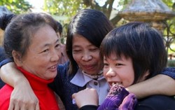 Nước mắt và nụ cười trong ngày đặc xá 