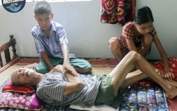 2 bé mồ côi chăm ông nội liệt nửa người