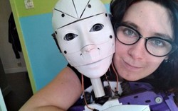 Cô gái vượt mọi rào cản để yêu… robot