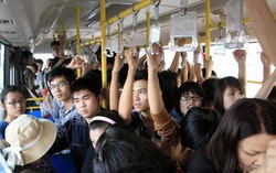 Chuyện ghi ở xe buýt: 'Anh ta dí... làm ướt áo tôi'