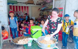 Vợ chồng giáo viên tiếp sức học trò nghèo bằng bữa sáng miễn phí 