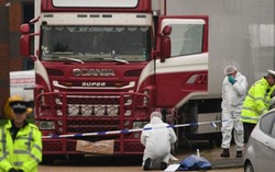 Đại sứ Việt Nam ở Anh đến hiện trường xác minh những người chết trong container