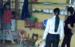 Cha chết đứng khi thấy con 4 tuổi bị cô giáo thả vào máy vặt lông gà