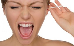 Có thể điếc, nhiễm trùng não do lấy ráy tai