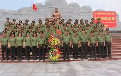 Báo công tại Khu di tích lịch sử lưu niệm Sáu điều Bác Hồ dạy Công an nhân dân