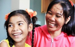 Mẹ con cô bé "mai rùa" rạng ngời ngày xuất viện
