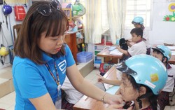 Trao mũ bảo hiểm đạt chuẩn và trang bị kỹ năng an toàn giao thông cho học sinh