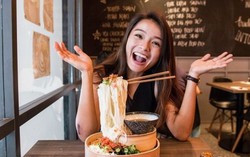 Giới trẻ Việt phát sốt với quán 'mì bay' mới lạ 