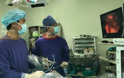 Lần đầu áp dụng nội soi tạo sàn hốc mắt qua đường miệng cho người phụ nữ bị TNGT