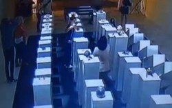 Mải chụp ảnh tự sướng, cô gái gây thiệt hại 4 tỷ đồng 