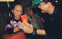 Cùng Phan Anh mang Tết đến với bà con nghèo vùng lũ