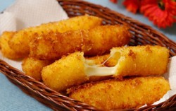 Làm phô mai chiên giòn rụm xua tan hơi lạnh mùa đông