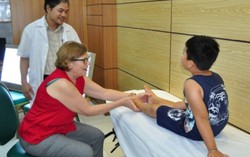 Chuyên gia nước ngoài khám sàng lọc miễn phí cho trẻ bị dị tật 