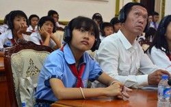 Học sinh đề nghị chính quyền dẹp cảnh mẹ bế con xin tiền chích ma túy