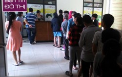 Dân Hà Nội xếp hàng như thời bao cấp để đóng tiền điện nước