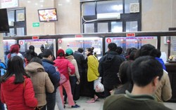 Xếp hàng mua vé tàu ở ga Hà Nội