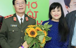 Nhà thơ Hữu Ước hát xẩm cùng Mai Tuyết Hoa trên sân khấu 
