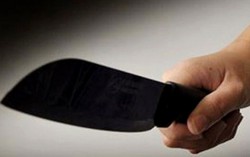 Dẹp lấn chiếm vỉa hè, một cán bộ phường bị bà bán hàng rong tấn công
