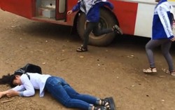 Nam sinh cấp 2 thẳng tay đánh bạn nữ ngất xỉu