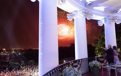 Vợ chồng Tổng thống Donald Trump xem bắn pháo hoa mừng quốc khánh Mỹ