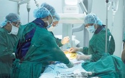 Cứu nữ Việt kiều suýt chết vì vỡ túi ngực