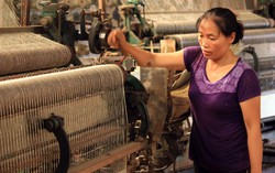 Lao động nữ ở làng chiếu nghìn tuổi mỗi ngày kiếm được 100 ngàn đồng