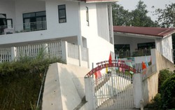 Hiệu trưởng dốc trẻ vào máy vặt lông gà từng vướng lạm thu