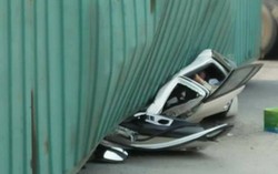 Container lật đè bẹp xe ô tô khiến 2 người tử vong