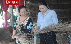 Giúp chị em phụ nữ thoát nghèo bằng... chổi cọng dừa