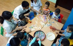 Câu chuyện 'nhảy cầu' của bà mẹ có con tự kỷ