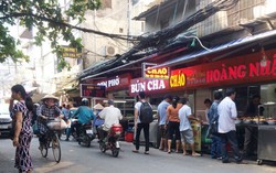 Hàng rong quanh bệnh viện ở Hà Nội: Dù không đảm bảo vệ sinh vẫn phải mua