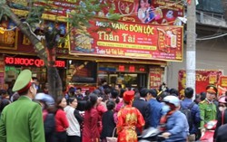 Ngày vía thần tài, vàng lao dốc vẫn hàng dài chờ mua