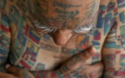 Bị vợ từ chối vì xăm 366 lá cờ trên người
