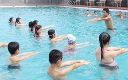 Cha mẹ hãy là người thầy dạy trẻ biết bơi