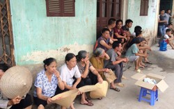 Người dân nghẹn ngào tiễn đưa cháu bé 35 ngày tuổi nghi bị sát hại