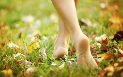 6 lợi ích không ngờ khi đi bộ chân trần